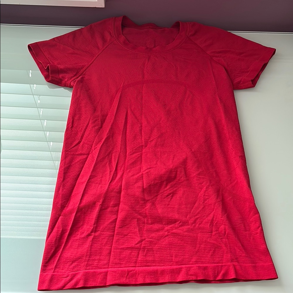 Lululemon Swiftly Tech Short Sleeve Crew Red Size 4
